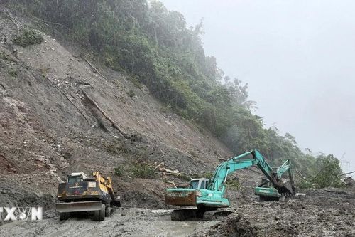 Quảng Ngãi: Sau tiếng nổ lớn, hàng nghìn mét khối đất sạt lở tràn xuống đường