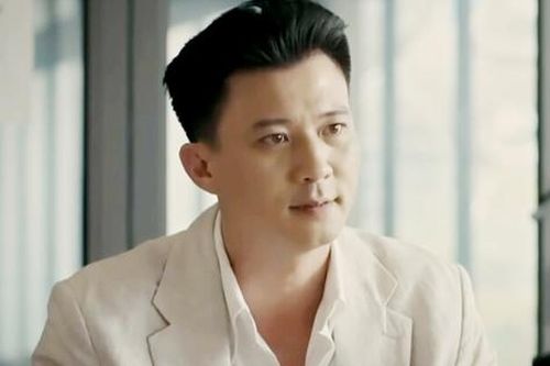 'Tổng tài mỏ hỗn' Hà Việt Dũng gây chú ý trong Cách em 1 milimet