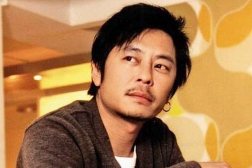 'Lãng tử làng nhạc' từng biến mất khỏi showbiz nghi bị đầu độc, bất ngờ xuất hiện ở tuổi 63