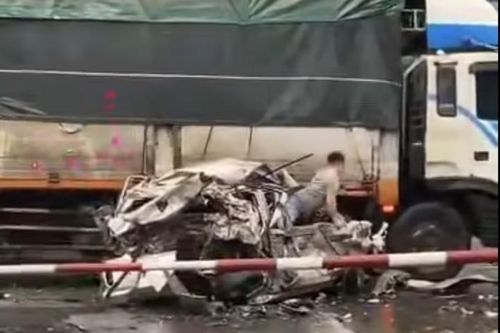 Vụ xe con bị 'vò nát' ở Ninh Bình: Tài xế thoát chết thần kỳ, tự mở cửa chui ra ngoài
