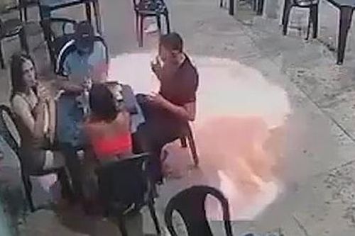 Người đàn ông suýt chết vì thói quen nguy hiểm tại trạm xăng