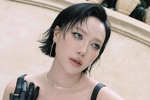 Hình ảnh lạ cùng thần thái lạnh lùng hiếm thấy của Diệu Nhi