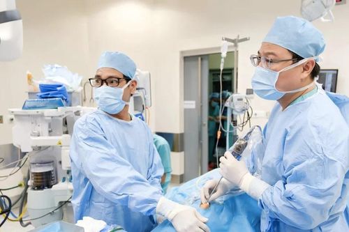 Bác sĩ cứu bé gái Trung Quốc thoát mù do mổ áp xe hốc mắt
