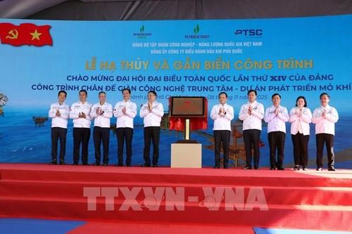 Gắn biển hạng mục trọng yếu Dự án Phát triển mỏ khí Lô B-Ô Môn