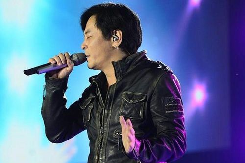 Nam ca sĩ từng biến mất khỏi showbiz nghi do bị đầu độc, nay xuất hiện với diện mạo già nua ở tuổi 63