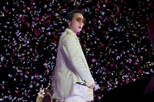 Concert G-Dragon ngày đầu tiên: 'Anh Rồng' tận tay tặng quà cho fan, hit 'Untitled, 2014' kết show gây xúc động mạnh