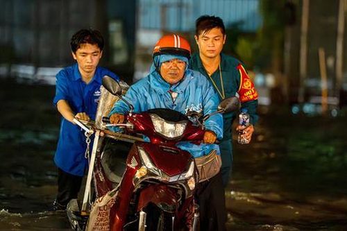 Tuổi trẻ TPHCM ra quân hỗ trợ người dân giữa đỉnh triều cường
