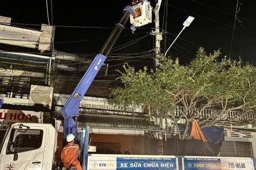 Gia Lai: Xuyên đêm nỗ lực khôi phục nguồn điện sau bão số 13
