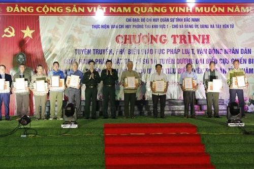 Bắc Ninh: Biểu dương người có uy tín tiêu biểu và tuyên truyền, phổ biến giáo dục pháp luật cho Nhân dân