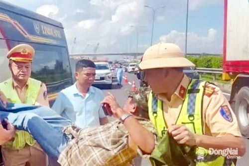 Cảnh sát giao thông kịp thời hỗ trợ tài xế xe khách nghi bị đột quỵ trên đường cao tốc