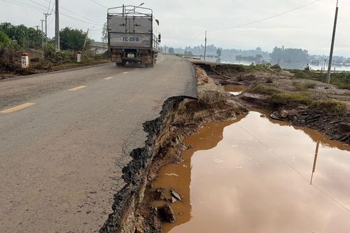 Đường Trường Sơn Đông đoạn gần cầu Quý Đức bị sạt lở nghiêm trọng