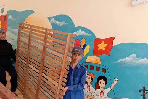 Sinh viên Lào ra quân hỗ trợ người dân khắc phục hậu quả của bão số 13