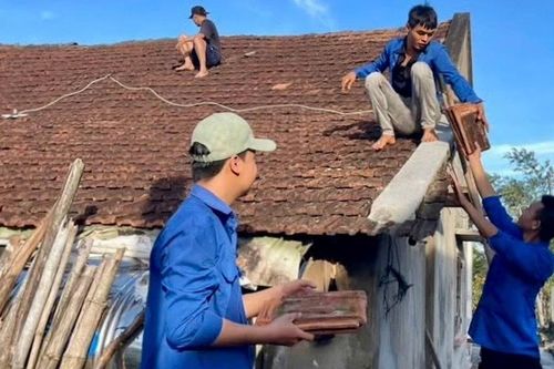 Tuổi trẻ Gia Lai tích cực giúp dân khắc phục hậu quả cơn bão số 13
