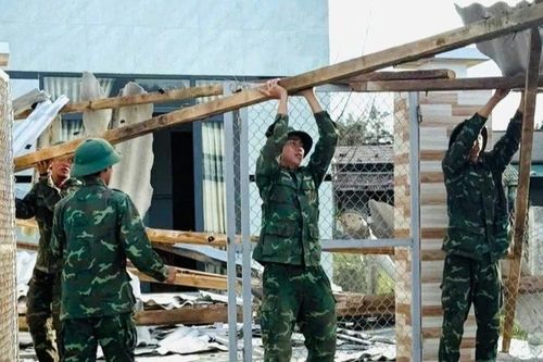 Sư đoàn 2 giúp dân khắc phục thiệt hại sau bão số 13