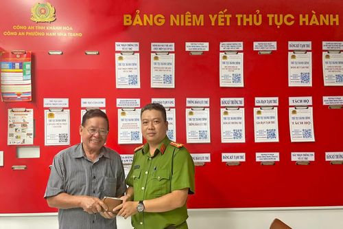 Công an phường Nam Nha Trang trao trả giấy tờ cá nhân và 22,5 triệu đồng cho người dân làm rơi ví