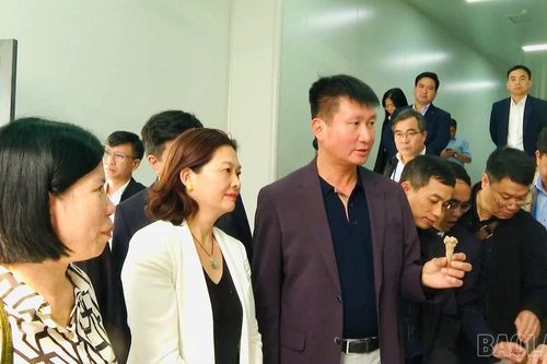 Đoàn đại biểu tỉnh Lào Cai tham quan một số mô hình phát triển kinh tế và dự khai mạc Lễ hội Tam thất Văn Sơn lần thứ XI