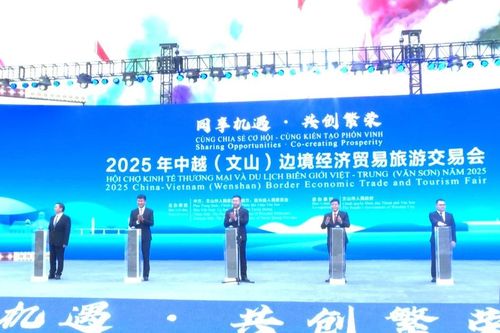 Đoàn công tác tỉnh Lào Cai dự Hội chợ Kinh tế - Thương mại - Du lịch Biên giới Việt – Trung và thăm Nhà lưu niệm Chủ tịch Hồ Chí Minh