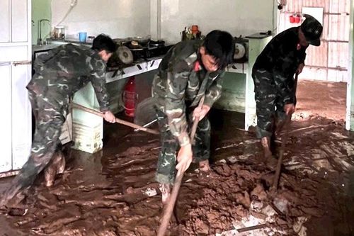 Cán bộ, chiến sĩ Phòng thủ Khu vực 4 giúp dân khắc phục hậu quả mưa lũ