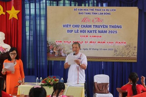 Giữ hồn Chăm qua từng nét chữ