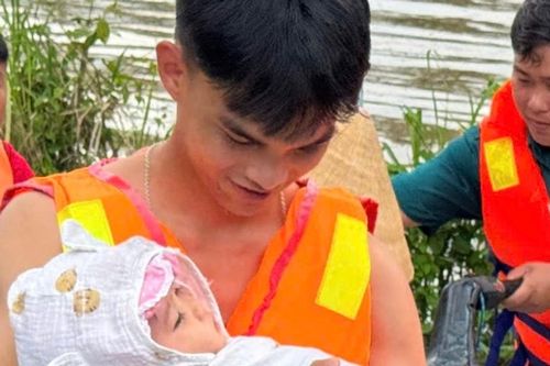 Kịp thời đưa người dân ra khỏi vùng ngập sâu ở Hàm Thuận Nam