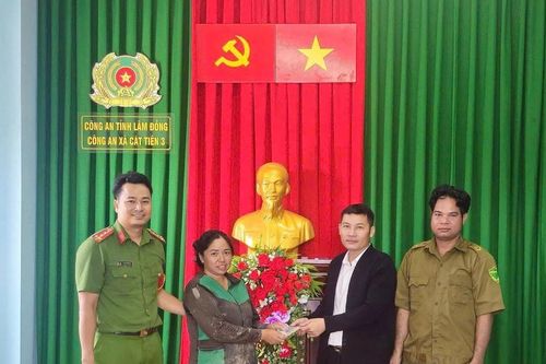 Nhặt được của rơi, thầy giáo tại xã Cát Tiên 3 trao trả cho người đánh mất