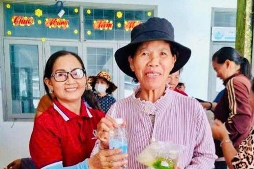 Những suất cơm nghĩa tình đến với bệnh nhân tại La Gi