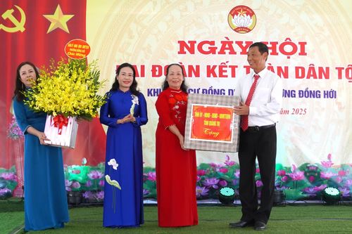 Vui tươi 'Ngày hội đại đoàn kết toàn dân tộc' tại khu phố biển Đồng Dương