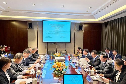 Đoàn đại biểu Sở Công thương tỉnh Tuyên Quang hội đàm với đoàn đại biểu Cục Thương vụ châu Văn Sơn, tỉnh Vân Nam