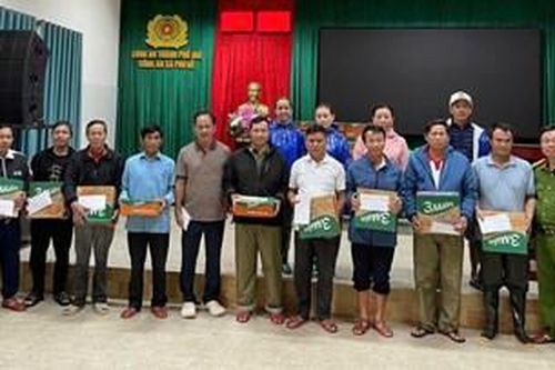 Trao tặng hơn 470 triệu đồng hỗ trợ người dân vùng mưa lũ và lực lượng chức năng cơ sở