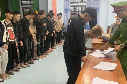 Khởi tố 32 thanh thiếu niên mang hung khí đi 'hỗn chiến' trong đêm