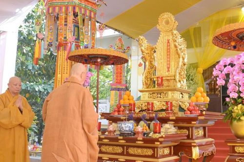 Đức Pháp chủ GHPGVN quang lâm cầu nguyện tại Nghĩa trang Đô Thành cũ