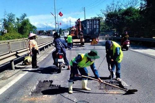 Huế: Tăng tốc sửa chữa mặt đường quốc lộ 1, đảm bảo giao thông