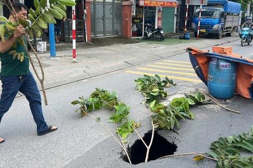 TP.HCM: Xuất hiện hố tử thần sâu khoảng 2,5m trên đường tỉnh 743