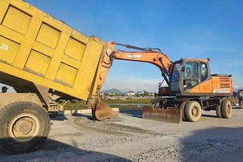 Thi công nâng cấp quốc lộ 1 qua Hà Tĩnh gặp khó do mưa lớn liên tục cả tháng