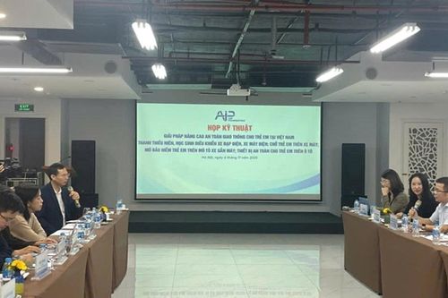 Chở trẻ em trên ô tô bắt buộc phải lắp ghế an toàn