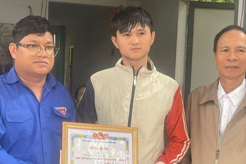 Gặp nam thanh niên dũng cảm cứu người mắc kẹt giữa dòng nước lũ