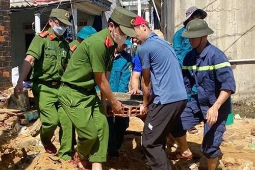 Công an Gia Lai hỗ trợ người dân khắc phục hậu quả sau bão số 13