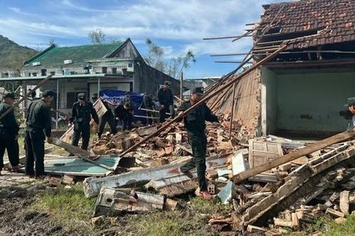 CSCĐ giúp người dân miền Trung dọn đường, sửa nhà sau bão Kalmaegi