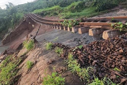 Huy động hàng trăm công nhân ngày đêm khắc phục sự cố nền đường sắt bị cuốn trôi