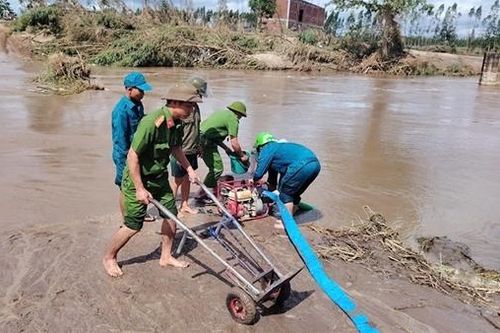 Công an Gia Lai có mặt tại mọi điểm 'nóng' giúp dân khắc phục hậu quả cơn bão