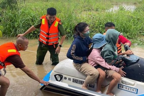Nửa đêm, Công an tới từng nhà hỗ trợ di dời người dân