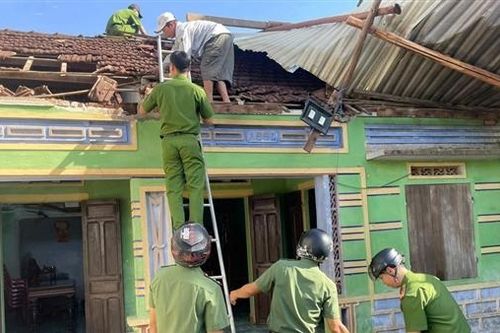 Công an các xã phía Đông Đắk Lắk nỗ lực giúp dân khắc phục hậu quả bão Kalmaegi