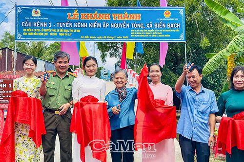 Công an Cà Mau khánh thành cầu nông thôn và trao quà cho hộ nghèo