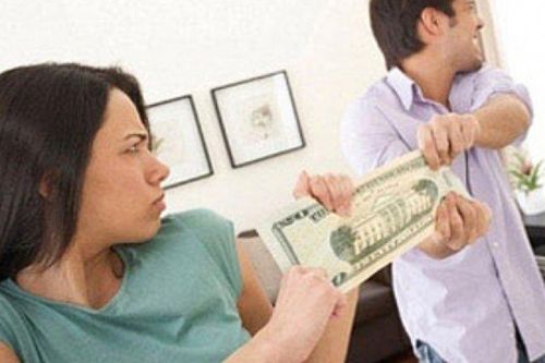 Từ 15/12/2025, vợ kiểm soát thu nhập của chồng có thể bị phạt đến 30 triệu đồng