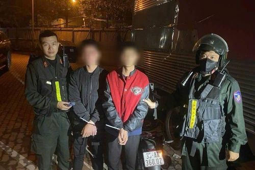 141 Hà Nội phát hiện đối tượng cầm tẩu thuốc hình trụ và hộp đựng thảo mộc khô nghi ma túy