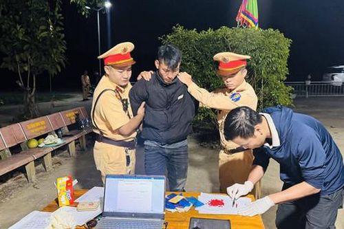 Bắt hai đối tượng cùng 1.400 viên ma túy đang mang đi tiêu thụ