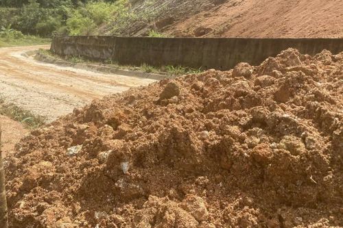 Quảng Ngãi: Sau tiếng nổ lớn, đất đá trút ào ạt xuống đường dẫn vào làng du lịch