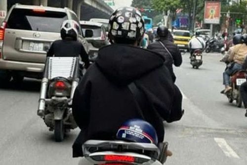 Hà Nội: Phạt 5 triệu đồng, trừ 6 điểm trên giấy phép lái xe vì dán sticker che biển số