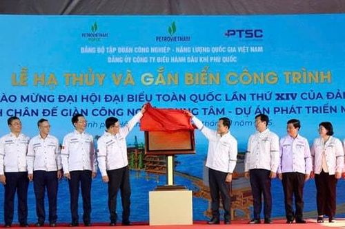 Gắn biển công trình chân đế giàn CPP Lô B chào mừng Đại hội Đảng toàn quốc lần thứ XIV