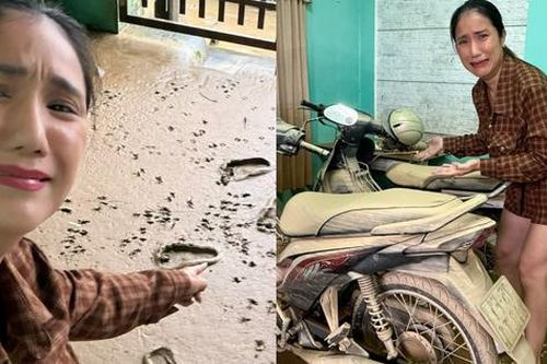 MC Cát Tường trước căn nhà đầy bùn đất sau khi cơn bão 13 càn quét qua